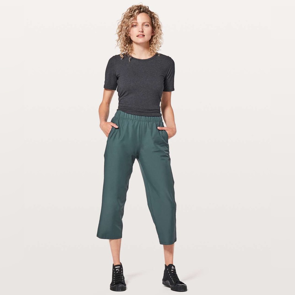 Lululemon Next Move Crop *23"
Gravity